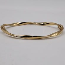 Load image into Gallery viewer, 9ct Gold Twist and Wave Bracelet

