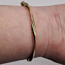 Load image into Gallery viewer, 9ct Gold Twist and Wave Bracelet

