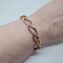 Load image into Gallery viewer, Vintage 9ct Gold Twist Bracelet
