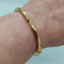 Load image into Gallery viewer, 9ct Yellow Gold Decorative Twist Bracelet
