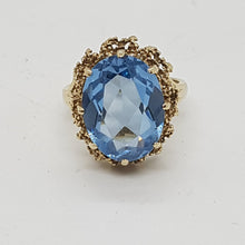 Load image into Gallery viewer, Vintage 9ct Gold Blue Topaz Ring
