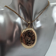 Load image into Gallery viewer, Vintage 9ct Gold Locket and Chain Pendant
