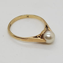 Load image into Gallery viewer, Vintage 9ct Gold Pearl Ring
