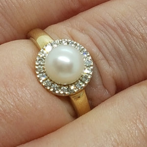 9ct Gold Cultured Pearl Diamond Ring