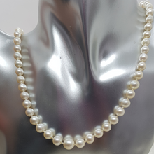 Load image into Gallery viewer, Vintage Cultured Pearl Necklace with 9ct Gold Clasp
